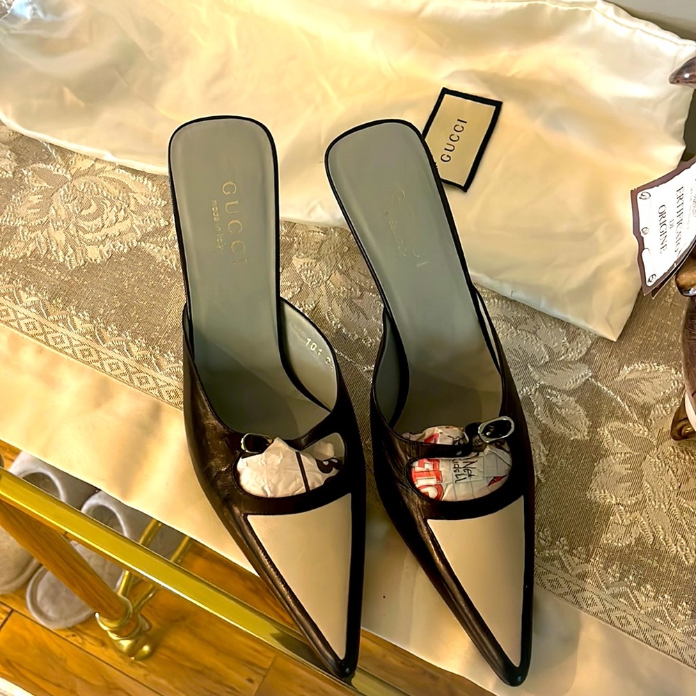 Beautiful hardly worn leather authentic Gucci shoes